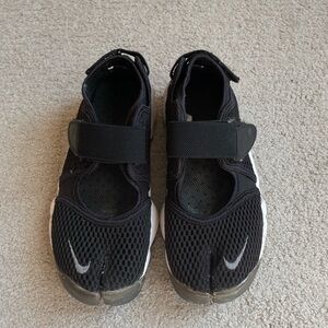 WMNS Nike Air Rift Breathe Black in size 6